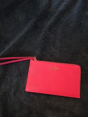 Kate Spade New York Staci Medium L-Zip Wristlet in pink saffiano leather